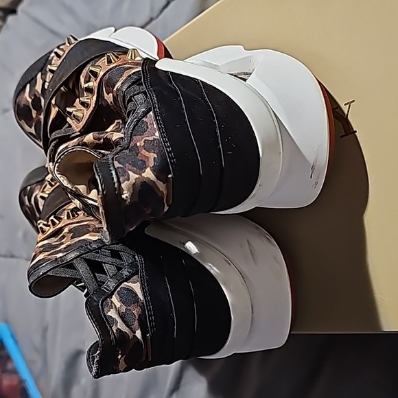 Christian Louboutin - Picture 4 of 8